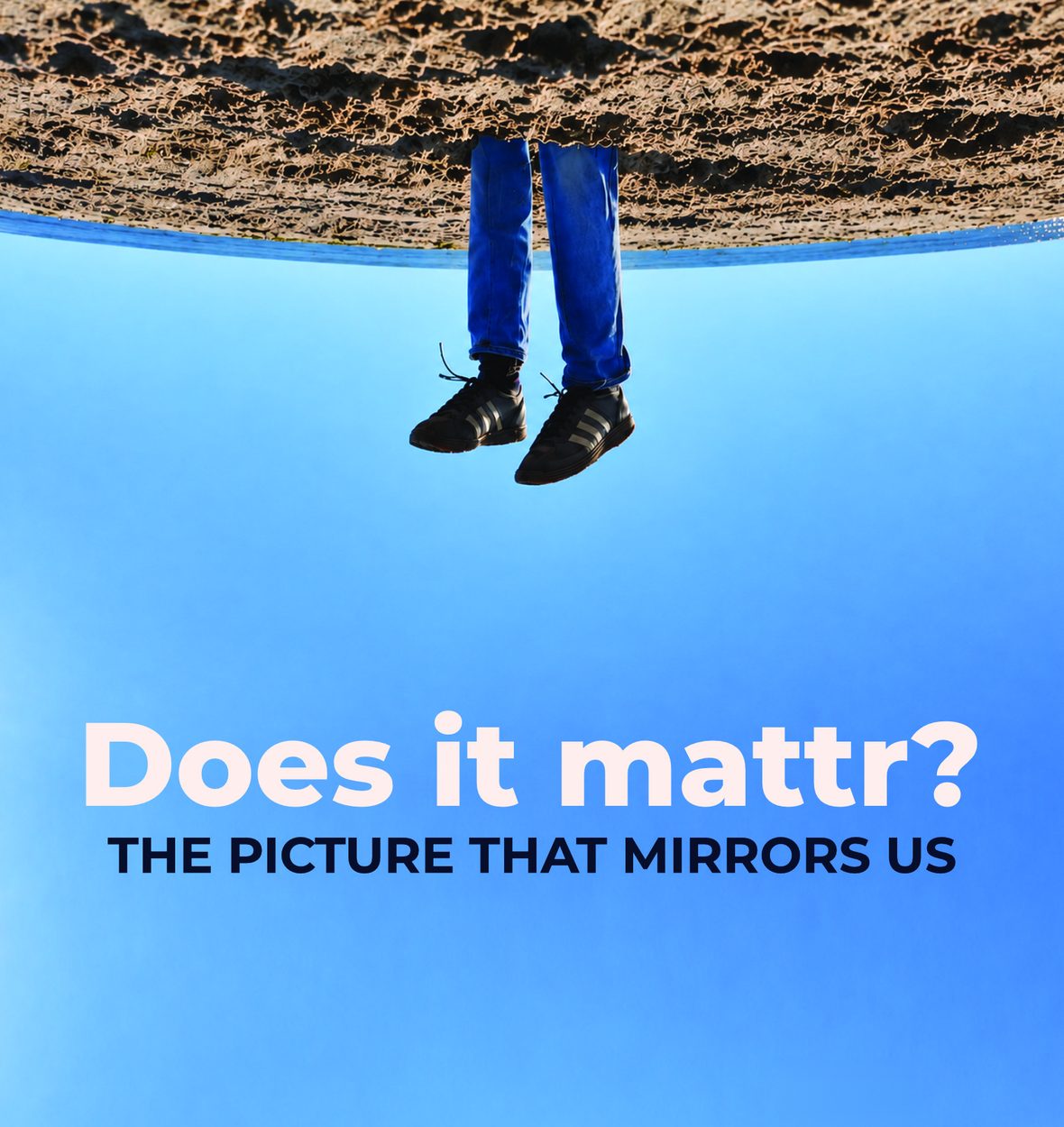 Ondersteboven strandbeeld: zand bovenin, daaronder een blauwe lucht waarin een paar benen in spijkerbroek en sneakers hangen. In de lucht staan de titel 'Does it mattr?' en de ondertitel 'The picture that mirrors us'. Rechtsonder valt een losse witte e uit het beeld.