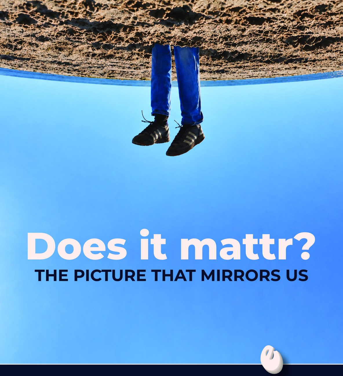 Ondersteboven strandbeeld: zand bovenin, daaronder een blauwe lucht waarin een paar benen in spijkerbroek en sneakers hangen. In de lucht staan de titel 'Does it mattr?' en de ondertitel 'The picture that mirrors us'; onderaan valt een losse witte e.